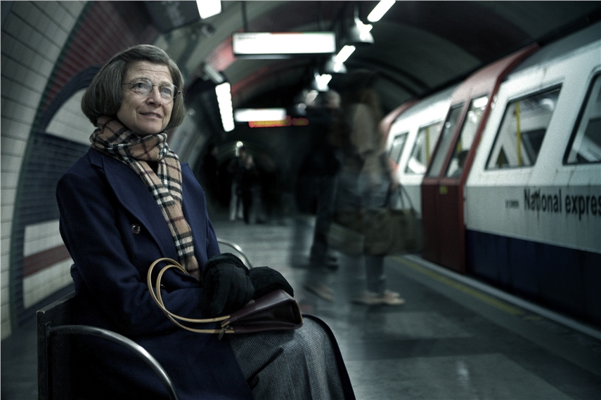 QUANDO L’AMORE ETERNO ...   MARGARET LA DONNA CHE A LONDRA ASPETTA LA METRO SOLO PER ASCOLTARE L’ANNUNCIO DEL MARITO CHE HA LASCIATO IL CORPO NEL 2007. 